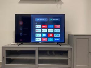 a flat screen tv sitting on top of a cabinet at Casa BagaCera "Baga" in Ingenio