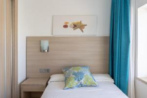 Postel nebo postele na pokoji v ubytování Hostal Neptuno