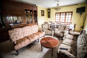 sala de estar con sofás, sillas y mesa en CASA EL CARMEN 1 en Ciudad Rodrigo