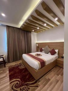 ein Schlafzimmer mit einem großen Bett in einem Zimmer in der Unterkunft ROYAL VILLA RESORT in Kathmandu