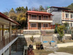 加德滿都的住宿－ROYAL VILLA RESORT，一座房子前面设有游泳池