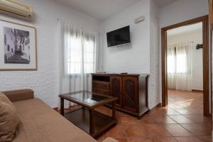 A television and/or entertainment centre at Tugasa Hotel y Apartamentos rurales La Posada