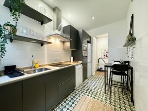 Majoituspaikan Chueca Stylish Flat 2BD in the City Center+Balcony keittiö tai keittotila