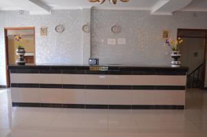 een lobby met een receptie in een gebouw bij Holale Hotel in Moyale