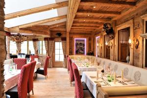 Ein Restaurant oder anderes Speiselokal in der Unterkunft Familien- und Wellnesshotel Hanneshof 