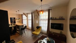 sala de estar con sofá, mesa y cocina en Appartement 2 chambres - Saint Pierre, en Troyes