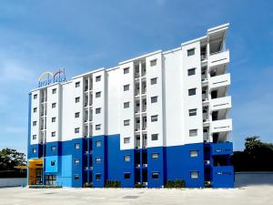 a building with a blue and white facade at Hop Inn Ayutthaya in Phra Nakhon Si Ayutthaya