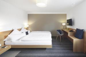 Postel nebo postele na pokoji v ubytování Hotel Hiller in Abstatt