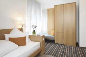 Postel nebo postele na pokoji v ubytování Hotel Hiller in Abstatt