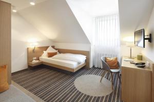 Postel nebo postele na pokoji v ubytování Hotel Hiller in Abstatt