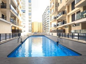 una gran piscina en medio de un edificio en Apartamentos Terrazas al Mar 3000, en Oropesa del Mar