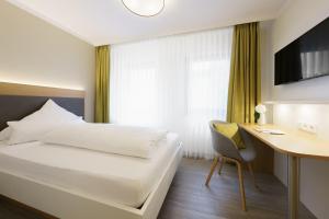 Postel nebo postele na pokoji v ubytování Hotel Hiller in Abstatt