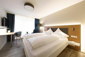 Postel nebo postele na pokoji v ubytování Hotel Hiller in Abstatt