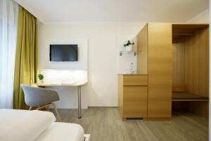 TV a/nebo společenská místnost v ubytování Hotel Hiller in Abstatt
