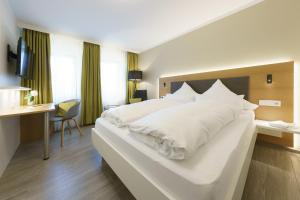 Postel nebo postele na pokoji v ubytování Hotel Hiller in Abstatt