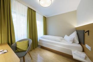 Postel nebo postele na pokoji v ubytování Hotel Hiller in Abstatt