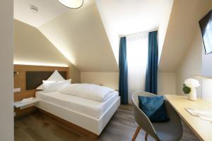 Postel nebo postele na pokoji v ubytování Hotel Hiller in Abstatt