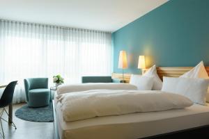 Postel nebo postele na pokoji v ubytování Hotel Hiller in Abstatt