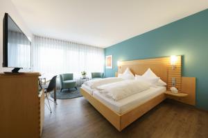 Postel nebo postele na pokoji v ubytování Hotel Hiller in Abstatt