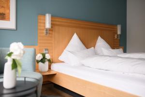 Postel nebo postele na pokoji v ubytování Hotel Hiller in Abstatt