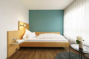 Postel nebo postele na pokoji v ubytování Hotel Hiller in Abstatt