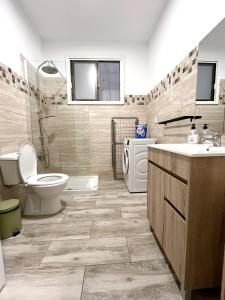 y baño con aseo, lavabo y ducha. en 3 bedrooms with private parking By Canary365, en Las Palmas de Gran Canaria