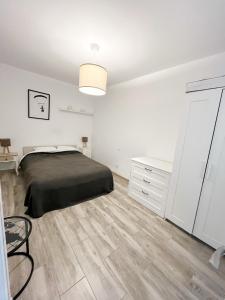 1 dormitorio con 1 cama y vestidor en 3 bedrooms with private parking By Canary365, en Las Palmas de Gran Canaria