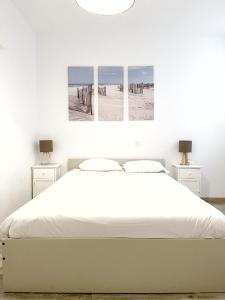 1 dormitorio con 1 cama y 2 fotografías de una playa en 3 bedrooms with private parking By Canary365, en Las Palmas de Gran Canaria