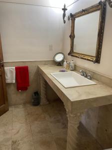 W łazience znajduje się umywalka i lustro. w obiekcie Departamento en Casco Historico w mieście San Isidro
