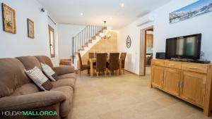 Una sala de estar con un sofá y un televisor de pantalla plana. en Elegance Plaza Old Town, en Alcudia