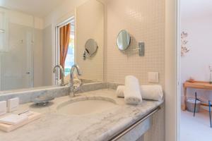 a bathroom with a sink and a mirror at Le Mas de La Crémaillère in Gréoux-les-Bains