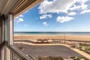 Blick auf einen Parkplatz aus dem Fenster in der Unterkunft T2 Miami Beach in Narbonne-Plage