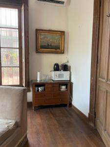 Pokój ze stołem i kuchenką mikrofalową w obiekcie Departamento en Casco Historico w mieście San Isidro