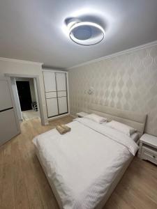 a bedroom with a large white bed in a room at Lux Apartmen Zona Circ in Chişinău