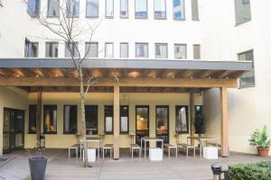 Um restaurante ou outro lugar para comer em acama Hotel & Hostel Kreuzberg