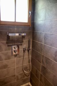 una ducha con manguera en un baño en Stunning high standard Villa, heated Pool +aircon, en Lège-Cap-Ferret 26 fotos más