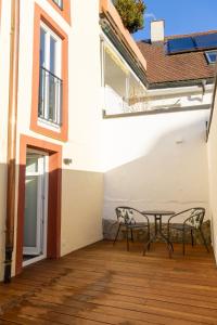 a balcony with a table and chairs in a building at Schwarzwald Apartment City EG mit Terrasse in Villingen-Schwenningen