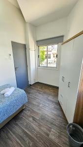 um quarto vazio com uma cama e uma janela em The Lemon Tree Hostel em Lárnaca