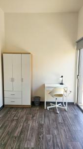 um escritório vazio com uma secretária e uma cadeira em The Lemon Tree Hostel em Lárnaca