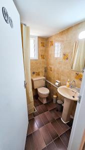 Uma casa de banho em The Lemon Tree Hostel