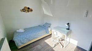 Uma cama ou camas num quarto em The Lemon Tree Hostel