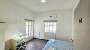 Uma cama ou camas num quarto em The Lemon Tree Hostel