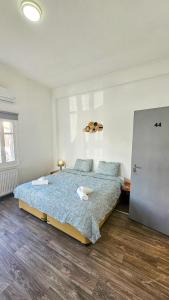 Uma cama ou camas num quarto em The Lemon Tree Hostel