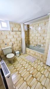 Uma casa de banho em The Lemon Tree Hostel
