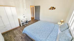 Uma cama ou camas num quarto em The Lemon Tree Hostel