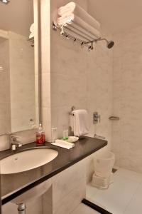 Koupelna v ubytování Hotel Raya Inn