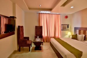 Postel nebo postele na pokoji v ubytování Hotel Raya Inn