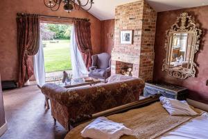 sala de estar con sofá y chimenea en Montigo Resorts, Somerset, en Shepton Mallet