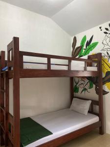 Ce lit superposé se trouve dans un dortoir doté d'un mur. dans l'établissement Zzz, à Banyuwangi