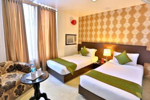 Postel nebo postele na pokoji v ubytování Hotel Raya Inn